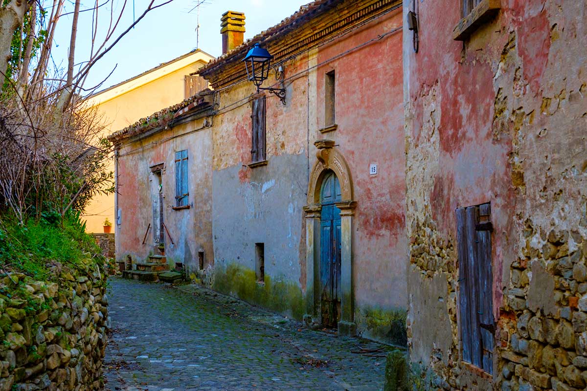 Tra mare e colline, il borgo citato da Dante sembra uscito da una poesia: lo hai mai visto?