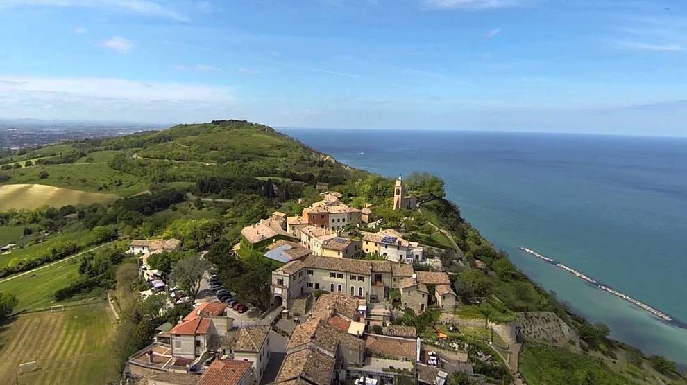 Tra mare e colline, il borgo citato da Dante sembra uscito da una poesia: lo hai mai visto?