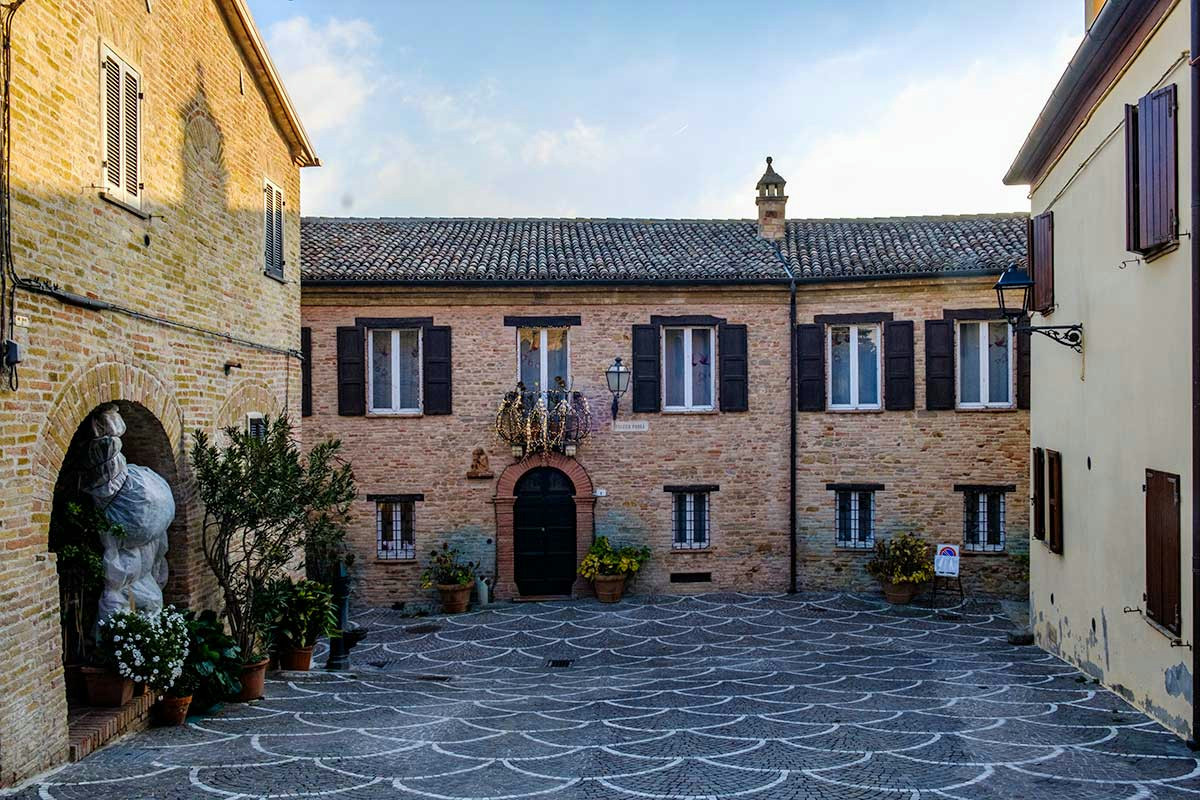 Tra mare e colline, il borgo citato da Dante sembra uscito da una poesia: lo hai mai visto?