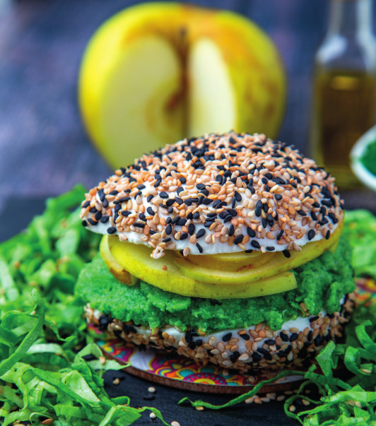 Non è un panino e non è una caprese: mozzarella farcita con broccoletti e mele, pronta in 5 minuti