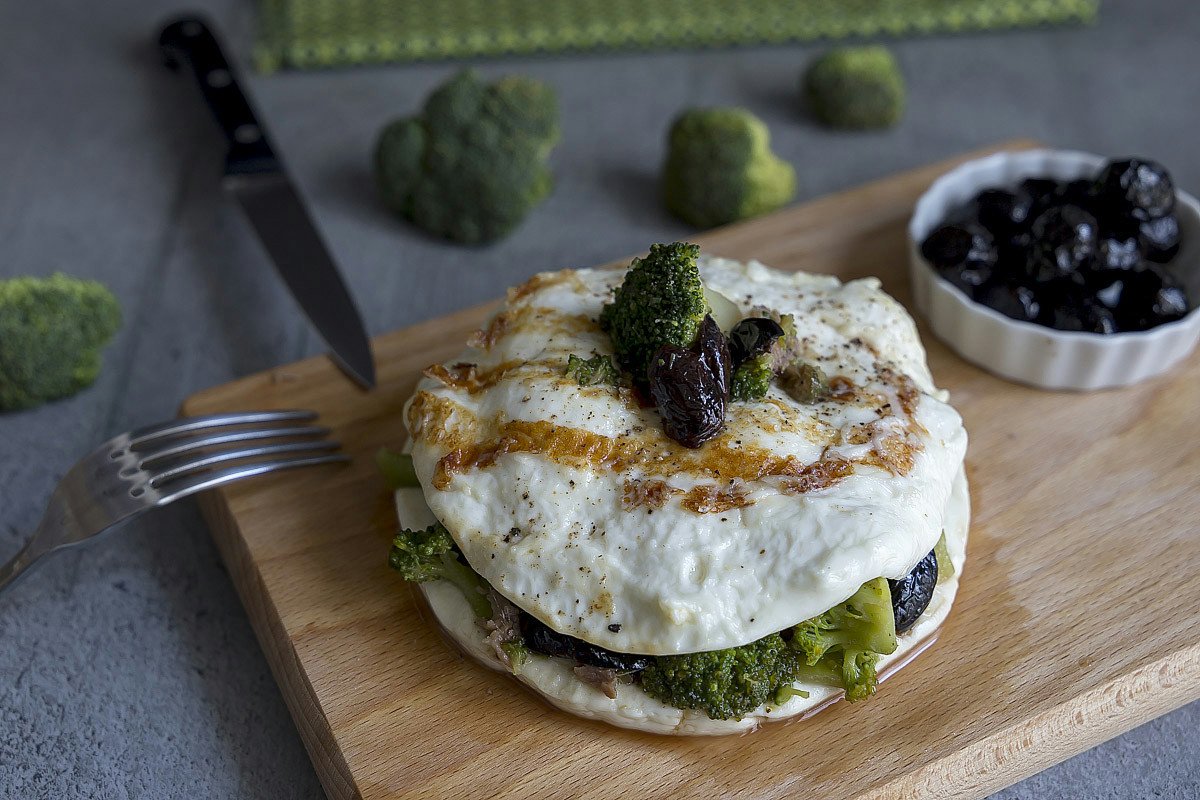 Non è un panino e non è una caprese: mozzarella farcita con broccoletti e mele, pronta in 5 minuti