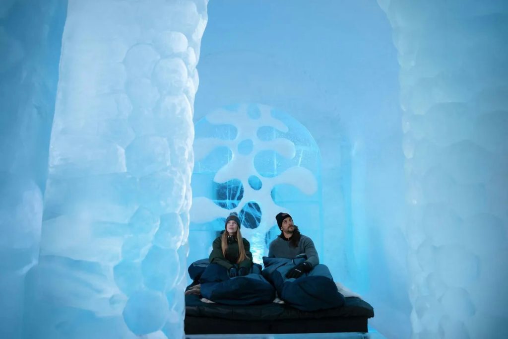 Ogni inverno nasce da zero un hotel di ghiaccio: soggiornare qui è come entrare in un sogno nordico