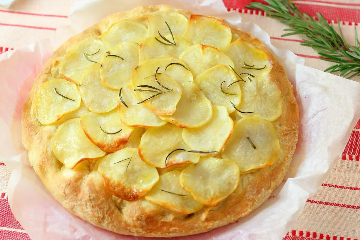 Se la pizza classica ti annoia, questa base di patate croccante risolve cena in 10 minuti