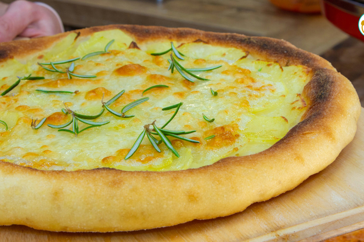 Se la pizza classica ti annoia, questa base di patate croccante risolve cena in 10 minuti